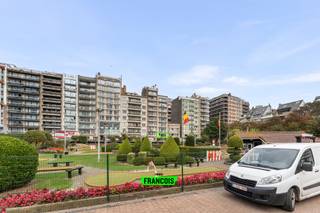 Op de Franchommelaan, een felbegeerde locatie in Blankenberge, treffen we dit ruim en uiterst lichtrijk appartement aan. Horeca, winkels en openbaar vervoer zijn gelegen op wandelafstand. <br /><br />Dit ruim twee slaapkamer appartement is op de eerste verdieping gelegen van de residentie San Marco. Men komt binnen via de ruime inkomhal van het appartement die op zijn beurt rechtstreeks toegang geeft tot de opvallend aangename woonkamer met een balkon en een prachtig uitzicht op de mini-golf en jachthaven. Aansluitend aan de woonkamer treft met de keukenruimte met berging. <br /><br />Verder is er een een apart toilet en een badkamer voorzien van enkele wastafel met ligbad en douchefunctie. <br /><br />Aan de achterzijde van het appartement bevinden zich 2 aangename slaapkamers (één grote en één iets kleinere). De kleinste kamer heeft toegang tot het terras achteraan die voorzien is van een handige berging. <br /><br />Het appartement wordt verwarmd door middel van centrale verwarming op aardgas en beschikt over dubbele beglazing. <br /><br />Hoewel dit appartement momenteel een renovatie of opfrissing vereist, biedt het een unieke kans om een droomwoning te creëren op een van de meest begeerde locaties van Blankenberge. Grijp deze kans om uw eigen stempel te drukken op dit pareltje aan de Belgische kust.<br /><br />Indien u een voorkeur geeft aan een andere verdieping, aarzel dan zeker niet om meer informatie te vragen. We kunnen in dit gebouw elke verdieping aanbieden in aankoop.<br /><br />Voor meer informatie of bezoek, neem gerust contact met ons op. Wij staan klaar om u te begeleiden bij deze unieke vastgoedervaring.<br /><br />Aarzel niet en leg nu uw afspraak vast!<br /><br />