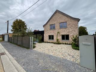 Ontdek deze instapklare, recent gerenoveerde woning in het rustige en groene Gavere. Dankzij de strategische ligging vlakbij de N60 geniet u van...