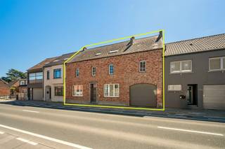<p><span><span>Alweer VERKOCHT op 1e BEZOEKDAG. Contacteer RANDY REMUE 0479/ 99. 99. 90 als u ook op 1 DAG wil verkopen.</span></span></p><p>"ABSOLUTE TOPPER" – Afspraak ENIGE BEZOEKDAG enkel telefonisch via Randy Remue op 0479/99. 99. 90. De stukken van de woning zijn te consulteren op www.immo-zone.be. Deze knappe en ZEER RUIME WONING vinden we terug te Provincieweg 201, Borsbeke (Herzele). Indeling: Via de inkomsas komen we terecht in de imposante inkomhal met links de leefruimte met eet- en zithoek en directe aansluiting tot de keuken. Ook vanuit de inkomhal is de moderne en volledig uitgeruste keuken toegankelijk. Via de statige houten trap gaan we naar het 1e verdiep waar we eerst de ruime overloop treffen. Op dit verdiep zijn er nog 3 slpks waarvan 1 met grote dressing en de moderne badkamer met ligbad, douche en dubbele wastafel. Op het 2e verdiep treffen we nog 2 slpks en de 2e badkamer voorzien van douche en wastafel. Ieder verdiep beschikt over een toilet. Het multifunctioneel bijgebouw vormt, naast de diepe groene tuin, zonder twijfel één van de troeven van deze woning. Kelder en tal van parkeermogelijkheden. Zonnepanelen aanwezig. Een ABSOLUTE TOPPER voor starters, gezinnen, zelfstandigen of investeerders. Gelegen vlakbij winkels, scholen, station, openbaar vervoer en vlotte verbinding autosnelweg op zo'n 6 km. <br />P-score: D / G-score: D. <br />VOOR ZEER SNELLE BESLISSERS!!<br />IMMO ZONE RHODELAND RANDY REMUE - 0479/ 99. 99. 90</p>