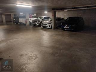 <br />Autostaanplaats te koop ter hoogte van de rotonde in het begin van de Lippenslaan in Knokke. Gemakkelijk te bereiken op niveau min -1 en met camerabewaking.<br /><br /><br /><span><strong>Tekoopstelling onder voorwaarden; Zie www.more.be, "bijlagen" en onder voorbehoud van beschikbaarheid.</strong></span>
