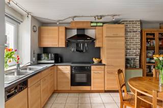 <p><strong>Charmant steenbakkerijhuisje met tuin en karakter</strong></p>
<p>Op zoek naar rust, groen en een warme community? Of wil je gewoon even ontsnappen aan de drukte? Dan is dit unieke steenbakkerijhuisje misschien precies wat je zoekt.</p>
<p>Deze woning, gebouwd in 1982 en deel uitmakend van beschermd erfgoed, straalt authenticiteit en karakter uit.</p>
<p>Vooraan is de woning bereikbaar via een gemeenschappelijke servitudeweg, waar buren elkaar ontmoeten en een fijne sfeer heerst. Binnen geniet je echter van volledige privacy.</p>
<p>De indeling is praktisch en gezellig: een leefkeuken, badkamer met bad/douche en toilet, en boven twee slaapkamers met extra mezzanine voor opslag.</p>
<p>Achteraan vind je een extra ruimte die kan dienen als leefruimte met zicht op de ruime privétuin van meer dan 140 m². De tuin loopt door tot aan een zeer ruime garage met veel opbergmogelijkheden.</p>
<p>De woning is omringd door groene wandelgebieden en biedt vlotte toegang tot openbaar vervoer, winkels en andere voorzieningen.</p>
<p><em>Extra troeven: geen renovatieverplichting en elektriciteit is conform.</em></p>
<p>Hou je van karakter, groen en een gezellige woonomgeving? Dan is dit zeker een woning om te ontdekken.</p>
<p></p>
<p>Interesse? Aarzel zeker niet en contacteer ons: info@jamar.immo, 03 435 31 33</p>