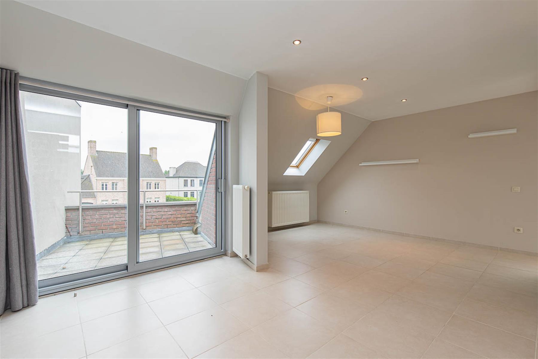 WICHELEN - Lichtrijk duplexappartement mét staanplaats. - foto 4