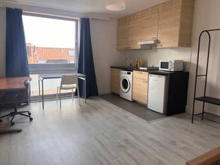 <p>Spacious and bright studio, quietly located at the rear of Mechelsestraat, within walking distance of Leuven city centre. Thanks to its central location, public transport and the ring road around Leuven are also easily accessible.</p>
<p>The studio is situated on the fourth floor of a well-maintained building with a lift. The building also has an indoor bicycle storage area.</p>
<p>The studio comprises an entrance hall, a spacious living and sleeping area with an open, fully equipped kitchen including a washing machine, and a bathroom with shower, toilet and washbasin.</p>
<p>The studio is immediately available.</p>
<p><strong>Rent:</strong> €750/month<br /><strong>Advance payment:</strong> €150/month for the common areas, water and heating<br /><strong>Electricity:</strong> individually payable by the tenant</p>