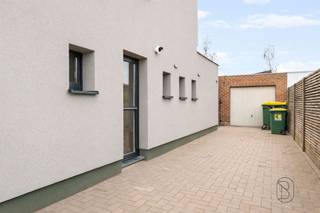 <p>Op zoek naar een ruime woning met oprit, dubbele garage en een zuidgerichte tuin? Dan is deze woning exact wat je zoekt. <br /><br />Bij het betreden van de woning komt u terecht in de inkomhal met praktische berging, gastentoilet en toegang tot de kelder. Van hieruit loopt u door naar de ruime en lichtrijke leefruimte met leefkeuken, die het hart van de woning vormt. Aansluitend bevindt zich nog een handige wasruimte/berging. Via de leefruimte heeft u toegang tot het terras met zonneluifel en de aangename tuin. Op de eerste verdieping bevindt zich de nachthal met ingemaakte kasten, twee volwaardige slaapkamers en een badkamer. De zolderverdieping is reeds voorbereid voor het creëren van twee extra slaapkamers, waarbij zowel elektriciteit als chauffageleidingen reeds voorzien zijn. Daarnaast beschikt de woning over een dubbele garage met driefasige elektriciteit en een oprit.<br /><br />Troeven: HOB, bewoonbare oppervlakte: 178 m², grote renovatiewerken uitgevoerd in 2019 (dak, ramen, gevel, elektriciteit, isolatie, …), gunstig EPC, asbestvrij, regenwaterput, veel bergruimte, dubbele garage + oprit, rustige en aangename buurt.<br /><br />Een woning met een sterke basis en enorm potentieel, waar u zonder zorgen kan starten en verder uw eigen thuis van kan maken.</p>