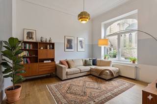 À vendre : Magnifique maison de maître avec charme et caractère à Schaerbeek.Avec une surface habitable de 198m², cette maison est la base parfaite pour une grande famille ou pour ceux qui rêvent de combiner vie et travail. La maison se distingue par ses espaces lumineux et ses hauts plafonds, qui créent un sentiment d'espace et d'ouverture. L'emplacement est également un atout majeur, car le parc Hamoir se trouve à distance de marche, idéal pour une promenade apaisante dans la verdure.La disposition de la maison est la suivante : le sous-sol entièrement équipé offre non seulement un espace de rangement pratique, mais peut également servir de salle de loisirs. Au rez-de-chaussée, vous trouverez un espace de pratique/salon, idéal pour une profession libérale ou pour recevoir des invités, en plus d'une cuisine entièrement équipée. Aux étages supérieurs se trouvent quatre chambres spacieuses avec la possibilité d'aménager une salle de bain dans l'une des chambres. De plus, vous disposez d'un grand grenier de 35m².La pièce au 3ème étage peut également être transformée en salle de bain ; la tuyauterie est déjà en place. Consultez les photos générées pour voir les résultats possibles.Avec la gare de Schaerbeek, l'arrêt de tram Helmet et plusieurs lignes de bus à distance de marche, vous êtes bien connecté au reste de la ville et au-delà. De plus, des supermarchés se trouvent au coin de la rue, ce qui rend la vie quotidienne encore plus facile.