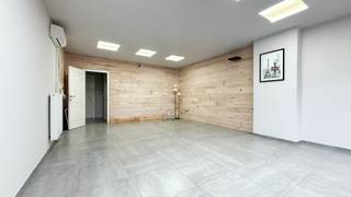 <p>Bij ImmoFusion 7/7 “open huis” : klik op onze 3D-TOUR.<br />Ervaar vastgoed alsof je er zelf doorloopt!<br /><br />Dit handelspand met appartement aan de Kleuterweg 13 in Heusden-Zolder biedt een perfecte combinatie van wonen en werken. Met een totale oppervlakte van 260 m² en een handelspand die volledig gerenoveerd is.. De handelsruimte van 117 m² op de begane grond is ideaal voor een winkel of horecazaak, terwijl de duplex appartement, een keuken en ruime woonkamer herbergt. Op de tweede verdieping bevinden zich 3 slaapkamers en een volledig uitgeruste badkamer. <br /><br />Pluspunten:<br /><br />- geen gemeenschappelijke kosten<br />- privacy<br />- de ligging, op slechts 100 meter van scholen, winkels en openbaar vervoer en op 2 kilometer van de snelwegen, maakt dit pand zeer aantrekkelijk voor ondernemers. <br /><br /><br />Voor een bezichtiging ter plaatse of meer info, bel ons op 078/78.78.70, of kom gewoon binnen op ons kantoor, steeds welkom!</p>