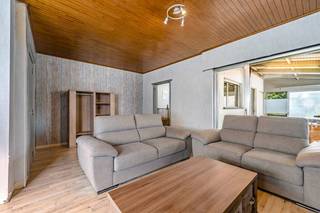 <p>Halfopen woning in Sint-Niklaas, rustig gelegen aan de stadsrand met vlotte verbindingen.</p>

<p> </p>

<p>Deze halfopen bebouwing uit 1975 combineert een residentiële en landelijke ligging met een praktische indeling en aangename leefruimtes. De woning bevindt zich in een rustige omgeving nabij belangrijke invalswegen, ideaal voor wie comfortabel wil wonen met een vlotte bereikbaarheid. Dankzij de lichtrijke veranda en ruime woonkamer geniet u hier van een aangename leefomgeving met veel potentieel. Met drie slaapkamers en een ruime zolder biedt deze woning bovendien voldoende plaats voor gezinnen of wie extra bergruimte zoekt. Een interessante woning voor wie op zoek is naar een huis in Sint-Niklaas met mogelijkheden.</p>

<p> </p>

<p>Belangrijkste ruimtes:<br />• Inkomhal met toegang tot de leefruimtes<br />• Ruime woonkamer (31,57 m²) met veel lichtinval<br />• Keuken (9,46 m²) voorzien van gas kookplaat en enkele spoelbak<br />• Veranda (15,82 m²) met zicht op de buitenomgeving<br />• Wasplaats (6 m²) met aansluiting voor wasmachine en droogkast<br />• Apart toilet<br />• Badkamer (3,15 m²) met douche, toilet en enkele wastafel<br />• 3 slaapkamers van 13,03 m², 12,72 m² en 5,07 m²<br />• Nachthal<br />• Ruime zolder (33,63 m²) met extra mogelijkheden</p>

<p> </p>

<p>Troeven:<br />• Rustige ligging aan de stadsrand in residentiële omgeving<br />• Halfopen bebouwing met praktische indeling<br />• Grote tuin<br />• Vlotte verbinding naar invalswegen en voorzieningen</p>

<p> </p>

<p>Neem vandaag nog contact op met je ERA-makelaar voor een bezoek.</p>

<p>JOUW DROOMHUIS. ZO GEVONDEN!</p>