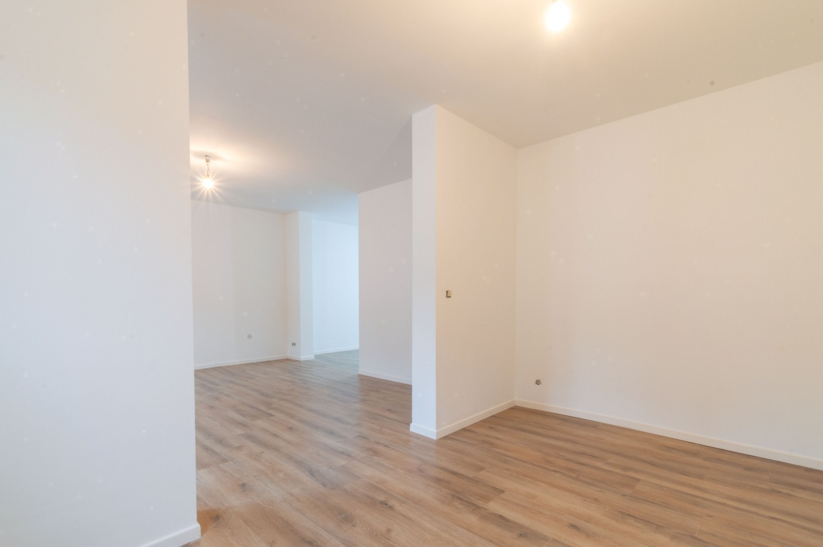 ZEER RUIME, VOLLEDIG GERENOVEERDE WONING (EPC: B) ! - foto 2