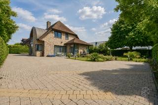 Jabbeke - Ruime en karaktervolle woning op 926 m² in Jabbeke<br /><br />Ontdek deze ruime en karaktervolle woning met een bewoonbare oppervlakte van 202 m², gelegen op een royaal perceel van maar liefst 926 m². De combinatie van ruime leefvertrekken, drie slaapkamers, een bureau, garage en een mooie buitenruimte maakt deze woning bijzonder geschikt voor wie comfortabel en ruim wil wonen in Jabbeke.<br />Via de inkomhal met gastentoilet betreedt u de gezellige leefruimte met zithoek. Aansluitend bevinden zich de keuken en de aangrenzende eethoek. Het gelijkvloers beschikt verder over een praktische bureauruimte, wasplaats, koele berging en garage.<br />Op de eerste verdieping geeft de nachthal toegang tot drie slaapkamers, waarvan één met dressing, vernieuwde badkamer (2022) en groot terras.<br />Daarnaast beschikt de woning over een zolderverdieping, bereikbaar via een valluik vanuit één van de slaapkamers, ideaal als extra bergruimte.<br />Ook buiten vormt ruimte een belangrijke troef. - Stedenbouwkundige inl. in aanvraag.<br /><br />RICHTRIJS - 669.000 EUR - De vermelde prijs is een richtprijs: ieder bod wordt voorgelegd aan de eigenaars, die al dan niet kunnen ingaan op het voorstel.<br /><br />Contacteer PERSPECTIEF VASTGOED – 7 op 7 bereikbaar – voor meer informatie of een bezoek.<br />Bel 050/550.750 of mail naar info@perspectiefvastgoed.be<br />