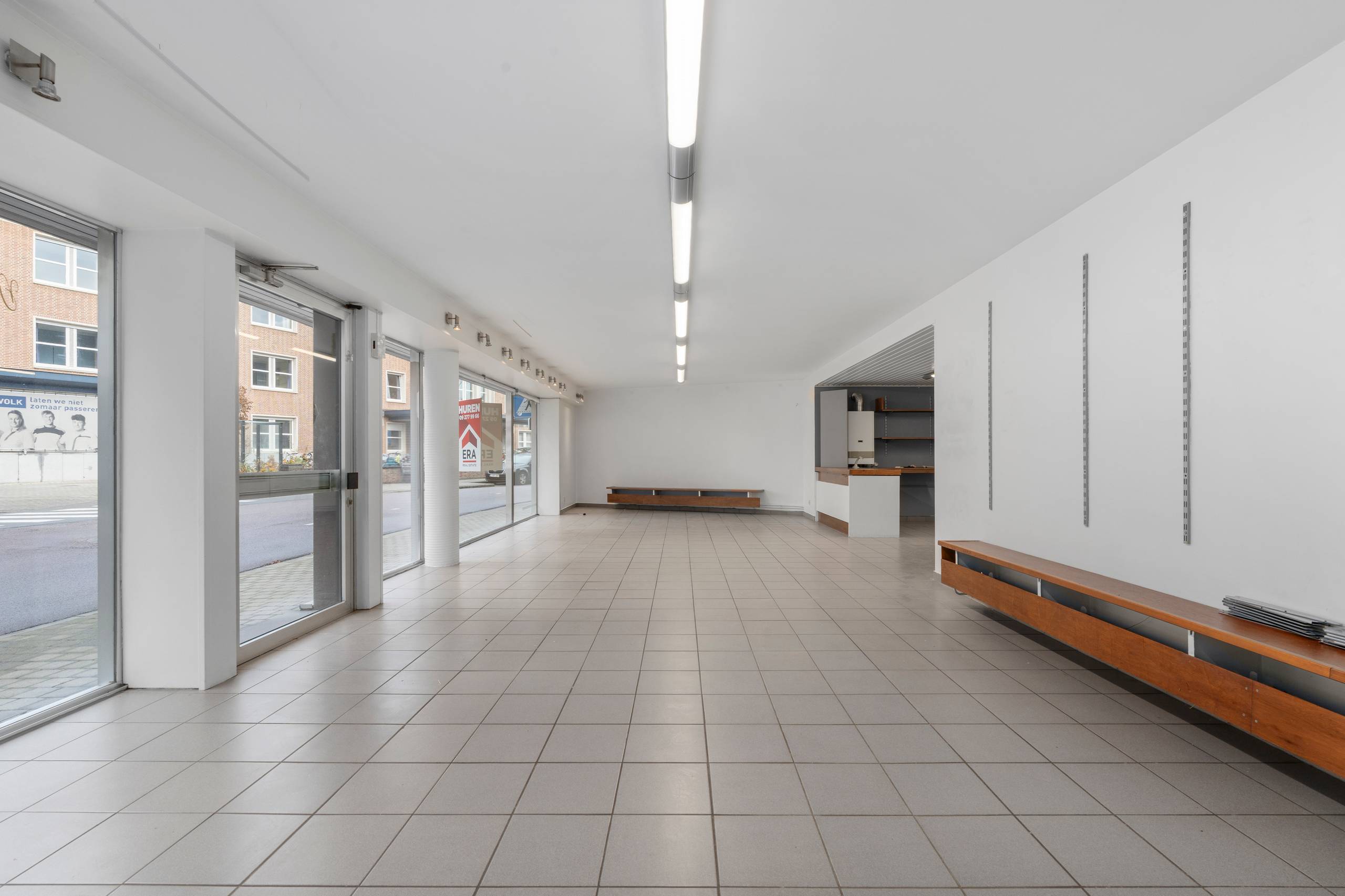 Gelijkvloers handelspand aan het ziekenhuis te huur Deinze - foto 2