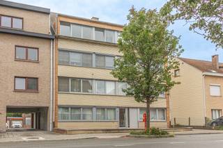 Ben je op zoek naar een instapklaar appartement op een gunstige locatie of zoek je een rendabele opbrengsteigendom nabij Brussel? Dan is dit gerenoveerde appartement met 2 slaapkamers in Sint-Pieters-Leeuw exact wat je zoekt!<br /><br />Het appartement is gelegen op de derde verdieping van een verzorgde mede-eigendom en is als volgt ingedeeld: een inkomhal, een lichtrijke leefruimte met een verzorgde laminaatafwerking, een volledig uitgeruste keuken voorzien van een inbouwoven en vaatwasser, twee slaapkamers en een vernieuwde badkamer met lavabo, inloopdouche en aansluiting voor een wasmachine. Aan de buitenzijde geniet je van een balkon. Extra troef is de ruime garage met manuele poort en een bijhorende privatieve staanplaats voor de poort. <br /><br />Het pand werd recent grondig opgefrist met zorgvuldig herstelde muren, een vernieuwde vloerstructuur met akoestische isolatie en een conforme elektrische installatie. Dankzij de energetische score EPC C woon je bovendien energiezuinig. Het appartement is momenteel verhuurd aan 950 euro per maand plus 100 euro provisie voor de lasten, wat het een uitstekende kans maakt voor investeerders die meteen een mooi rendement wensen te behalen.<br /><br />Strategisch gelegen in het centrum van Sint-Pieters-Leeuw met winkels, scholen, openbaar vervoer en de belangrijkste toegangswegen naar Brussel in de directe nabijheid. EPC: C. Elektriciteit: Conform.<br /><br />SI: in aanvraag<br /><br />Niet twijfelen, contacteer Mathias Ehmann via 0478/70.96.49 of mathias.e@weinvest.be voor meer informatie of een bezoek.