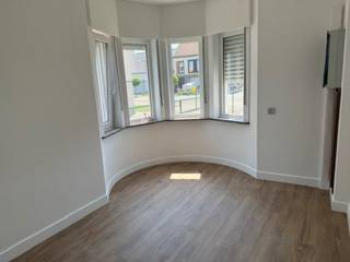 <p><strong>Gezellige woning nabij centrum Mol</strong></p>
<p>Deze charmante woning is ideaal gelegen op wandelafstand van het centrum van Mol. De woning biedt veel licht en ruimte en is perfect voor wie comfortabel wil wonen met alle voorzieningen dichtbij.</p>
<p><strong>Indeling:</strong><br />Inkomhal, gezellige woonkamer, uitgeruste keuken, badkamer, drie volwaardige slaapkamers, zolder en kelder. Vooraan de woning bevindt zich een aangename tuin waar je heerlijk kan ontspannen. Daarnaast beschikt de woning over een garage.</p>
<p>Een ideale gezinswoning of perfecte thuis voor wie rustig wil wonen met een centrale ligging.</p>