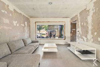 <p><span><strong>Ruime gezinswoning met vernieuwde basis in Lombardsijde</strong></span></p><p><span>Op zoek naar een betaalbare woning aan zee met veel potentieel? Deze ruime gezinswoning (188 m²) ligt in het rustige Lombardsijde, op slechts 5 minuten van de jachthaven van Nieuwpoort en vlak bij winkels, openbaar vervoer en de E40.</span></p><p><span>In 2024 werd de woning grondig gerenoveerd. Het dak werd volledig vernieuwd, net als de ramen, buitendeuren en leidingen. Daarnaast werd de woning uitgerust met een warmtepomp, vloerverwarming en zonnepanelen.</span></p><p><span>Het gelijkvloers is nagenoeg volledig afgewerkt en onmiddellijk bewoonbaar. Enkel de keuken moet nog geplaatst worden en enkele beperkte schilder- en afwerkingswerken resten nog. De bovenverdieping kan u verder afwerken volgens uw eigen wensen, met tal van mogelijkheden,</span></p><p><span><strong>Troeven</strong></span><br /><span>• Topligging vlak bij zee en Nieuwpoort</span><br /><span>• Grondige renovatie sinds 2024</span><br /><span>• Vernieuwd dak, ramen en buitendeuren</span><br /><span>• Warmtepomp, vloerverwarming en zonnepanelen</span><br /><span>• Ruime, lichtrijke leefruimte</span><br /><span>• 4 slaapkamers en <u>grote uitbreidbare zolder</u></span><br /><span>• Garage, bijkeuken, oprit, voortuin en tuin met tuinhuis</span><br /><span>• Gelijkvloers instapklaar, boven nog naar eigen smaak af te werken</span></p><p><span><strong>Een unieke kans om een ruime gezinswoning aan de kust te kopen voor een prijs die vaak lager ligt dan die van een appartement in de omgeving.</strong></span></p><p><span>Meer info/bezoek? <strong>0470 34 20 25</strong> of </span><span><strong>karel@roetsvastgoed.be</strong></span><span>.</span></p>