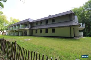 Bent u op zoek naar een tweede verblijf? Dit modern appartement is gelegen in het schitterende vakantiedomein Hengelhoef en is voorzien van alle...