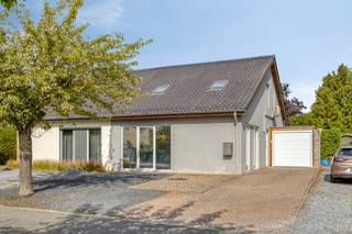 Deze instapklare gezinswoning met 3 slaapkamers is zeer rustig gelegen in de Wagenmakersweg in Lommel. Alle faciliteiten, zoals winkels, horeca, scholen en openbaar vervoer, bevinden zich in de nabije omgeving. Ondanks de rustige ligging zijn zowel de woning als de omliggende gemeenten vlot bereikbaar.<br /><br />Indeling:<br />We betreden de woning via de inkomhal. Deze geeft meteen toegang tot de ruime en lichtrijke woonkamer, een apart gastentoilet, de nachthal, de wasplaats, de volledig uitgeruste keuken en de badkamer met douche en wastafel. De wasplaats werd vorig jaar volledig voorzien van ingemaakte kasten.<br /><br />Op de eerste verdieping bevinden zich een apart toilet en 3 ruime slaapkamers. De ruimste slaapkamer is momenteel ingericht als dressing en beschikt eveneens over ingemaakte kasten.<br /><br />Buiten kan volop genoten worden van het buitenleven in de onderhoudsvriendelijke tuin. Daarnaast beschikt de woning over een ruime garage en een carport.<br /><br />Extra troeven:<br />- Instapklare en energiezuinige woning<br />- Woonkamer en slaapkamer voorzien van airco<br />- Voldoende opbergmogelijkheden<br />- Rustige ligging<br />- Bijna de volledige inboedel is bespreekbaar<br /><br />Voor meer informatie of een bezoek, neem contact met ons op via info@vastengoed.be of bel naar 014/72 73 74.<br /><br />Wenst u een gratis schatting van uw eigendom? Neem contact met ons op via 014/72 73 74.