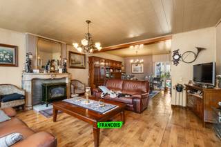 IMMO FRANCOIS MEETJESLAND PRESENTEERT NOORDSTRAAT 7! <br /><br />WIJ VERWIJZEN U VOOR ALLE INFO & DOCUMENTEN GRAAG DOOR NAAR ONZE WEBSITE: IMMOFRANCOIS.BE.<br /><br />WENST U EEN GRATIS EN VRIJBLIJVENDE VERKOOPSANALYSE MET WAARDEBEPALING VAN UW EIGENDOM? LOUIS KOMT GRAAG BIJ U LANGS!<br /><br />Gelegen in het rustige en landelijke Boekhoute bevindt zich deze rijwoning met bijzonder veel potentieel. De omgeving staat gekend om haar open zichten, gemoedelijke sfeer en vlotte bereikbaarheid, waardoor u hier geniet van een aangename combinatie van rust en praktische ligging.<br /><br />De bestaande woning beschikt over verrassend mooie en ruime volumes, maar dient grondig gerenoveerd te worden. In de praktijk situeert het potentieel zich eerder in de richting van afbraak en wederopbouw, waardoor u hier de unieke kans krijgt om een hedendaagse woning te creëren volledig afgestemd op uw eigen smaak en noden en dit aan een interessant btw-tarief van 6% indien u voldoet aan de voorwaarden.<br /><br />Naast de woning geniet u van een aangename tuin, waar u in alle rust kan genieten en die perfect kan ingericht worden als een gezellige buitenruimte voor het hele gezin.<br /><br />De absolute blikvanger en grootste troef van deze eigendom is echter het kwalitatieve bijgebouw, opgetrokken in 2006. Met een indrukwekkende oppervlakte van ca. 90 m², een breedte van 8,25 meter en een lengte van 10,80 meter, biedt deze ruimte ongeziene mogelijkheden. Dit gebouw is uitermate geschikt als ruime garage, maar kan evengoed perfect dienst doen als opslagplaats, atelier of werkruimte voor zelfstandigen. Bovendien vormt het een bijzonder praktische oplossing als tijdelijk onderkomen tijdens renovatie- of bouwwerken op het perceel.<br /><br />Dergelijke combinaties – een te ontwikkelen woonperceel mét een recent en multifunctioneel bijgebouw – zijn zeldzaam op de markt. Dit maakt deze eigendom niet alleen interessant voor particuliere kopers, maar ook voor investeerders of mensen met nood aan extra ruimte voor hobby of beroep.<br /><br />Kortom: een eigendom boordevol potentieel, waar mogelijkheden en functionaliteit hand in hand gaan. Grijp deze unieke kans en realiseer hier uw droomproject.<br /><br />Neem contact op met Louis Van Zele van Immo Francois Meetjesland voor meer info of een bezoek.<br /><br />GRAAG ALS EERSTE OP DE HOOGTE VAN ONS AANBOD? 1) BEZORG ONS UW ZOEKVOORKEUREN EN WE HOUDEN CONTACT, 2) VOLG @IMMOFRANCOISMEETJESLAND VIA INSTAGRAM<br /><br />