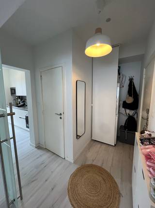Zeer gunstig gelegen appartement op de 3de verdieping. Inkomhal met aparte wc & bergplaats voor wasmachine en droogkast, mooie lichtrijke living...