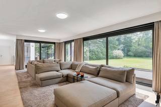 Deze stijlvol gerenoveerde, gelijkvloerse woning beschikt over onder meer 3 (mogelijk 4) slaapkamers, 2 badkamers, prachtige leefruimtes en...