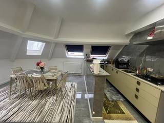 Groot gerenoveerd hoekpand met 3 aparte entiteiten – ideaal als investering!Dit volledig gerenoveerde hoekpand bestaat uit een gezinswoning,...