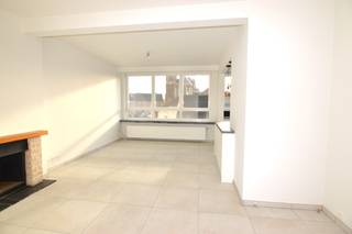 Op zoek naar een appartement dat rustig gelegen is, maar toch op wandelafstand van het bruisende centrum van Mechelen? Dan is dit appartement precies wat je zoekt!<br /><br />Indeling:<br />Via de inkomhal kom je binnen in de lichtrijke woonruimte met volledig geïnstalleerde keuken. <br />Het appartement telt 2 slaapkamers, een badkamer met douche, en een apart toilet, terras, kelderberging en garage gelegen achter het gebouw.<br /><br />Troeven:<br /><br />Het appartement is net volledig gerenoveerd en geschilderd<br />Centrum Mechelen op wandelafstand<br />Gunstig EPC-attest met label B<br />Lichtrijke leefruimte<br />lift aanwezig in het gebouw<br /><br />Het appartement is vrij en dus onmiddelijk beschikbaar<br />Provisie kosten algemene delen 65 euro/maand<br /><br />Interesse? Contacteer ons snel voor een bezoek ter plaatse via info@immovos.be<br /><br /> 