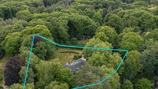 <p><strong>Charmante villa</strong> met specifieke architectuur op <strong>unieke groene locatie TE HEIDE</strong> met prachtige tuin dichtbij het centrum, station, winkels en scholen.</p>
<p>De woning werd opgetrokken in een tijdloze villastijl <strong>met een karaktervolle architectuur.</strong> De architectuur kenmerkt zich door het ruime dakvolume, de <strong>grote raampartijen</strong> en de harmonieuze integratie in de <strong>groene omgeving.</strong> De woning werd ontworpen met veel aandacht voor <strong>lichtinval en een sterke connectie tussen de leefruimtes en de tuin</strong>.</p>
<p>Deze <strong>unieke villa is</strong> gelegen op een <strong>uitzonderlijk rustige en groene locatie </strong>en wordt omgeven door een prachtige, aangelegde tuin met volwassen bomen en hagen die zorgen voor <strong>optimale privacy.</strong> De woning combineert <strong>ruime leefruimtes</strong> met een <strong>sterke connectie met de tuin en het omliggende groen</strong>.</p>
<p><strong>Gelijkvloers</strong><br />-Via de inkomhal met vestiaire en gastentoilet betreedt u de woning<br />-<strong>Ruim bureel</strong> met ingemaakte kasten en zicht op de tuin<br />-<strong>De lichtrijke leefruimte</strong> met aparte leeshoek met parketvloer biedt een mooi zicht op de tuin en geeft toegang tot het zonnige terras<br />-De ruime, <strong>volledig ingerichte keuken</strong> (2009) is uitgerust met kwalitatieve toestellen waaronder een grote Miele inductiekookplaat, oven, een combi-oven, ingebouwde Miele koffiemachine, vaatwasser, koelkast en diepvriezer<br />-Aansluitend bevindt zich een praktische bijkeuken met ingemaakte kasten en aansluitingen voor wasmachine en droogkast<br />-Een <strong>dubbele garage met automatische poort</strong>. Van hieruit is er eveneens toegang tot het overdekte terras</p>
<p><strong>Kelderverdieping</strong><br />-Ruime kelderverdieping met verschillende bergruimtes, technische ruimte met opstelling van de boiler, ingemaakte kasten en <strong>een wijnkelder</strong></p>
<p><strong>Verdieping</strong><br />-Op de verdieping bevindt zich de <strong>ruime master slaapkamer met dressing</strong> en directe toegang tot <strong>het zonnige terras</strong>. De badkamer is uitgerust met sauna, douche, toilet en dubbele lavabo<br />-Daarnaast zijn er nog <strong>drie extra slaapkamers</strong>, waarvan één met bijkomende bergruimte achteraan. Verder is er <strong>een tweede</strong> badkamer voorzien van douche en dubbele lavabo en een apart toilet op de verdieping</p>
<p><strong>Tuin</strong><br />De woning wordt omringd door <strong>een prachtige, groene tuin</strong> met ruime gazon, volwassen bomen en hagen die zorgen voor rust en privacy. Het zonnige terrassen bieden een mooi zicht op de tuin en vormt de ideale plek om te ontspannen. In de tuin bevindt zich bovendien een charmante siervijver en een praktisch tuinhuis.</p>
<p><strong>Extra troeven</strong><br /><strong>-13 zonnepanelen (ongeveer 3 à 4 jaar oud)</strong><br /><strong>-Thuisbatterij</strong><br />-Laadpaal voor elektrische wagen<br />-Dubbele garage met automatische poorten<br />-Zonnig overdekt terras<br />-Veel privacy en groene omgeving<br />-Alarm<br /><strong>-Met een lucht/lucht warmtepomp in de living(</strong>COP van 4,0 gebruikt)<strong>, eetkamer en tv-hoek zou je een D label kunnen bekomen</strong></p>
