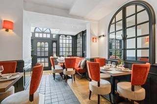 <p>Gezellig restaurant op toplocatie in Knokke-Heist – Perfect als veilige investering!<br /><br />Ben je op zoek naar een charmant ingericht restaurant op een toplocatie in Knokke-Heist? Dan is dit handelspand op de gelijkvloerse verdieping van residentie “De Breughel” wellicht iets voor jou! <br />Toplocatie tussen Kustlaan en Zeedijk. Het restaurant geniet van een unieke ligging, waardoor het zowel voor toeristen als locals een aantrekkelijke bestemming is.<br />Instapklaar en volledig uitgerust; de keuken (verdieping -1) is volledig uitgerust met alle nodige apparatuur en de meubelen zijn inbegrepen. <br />Het pand wordt momenteel verhuurd voor €2.500 per maand, waardoor je meteen een stabiel rendement genereert. Ideaal als investering. <br /><br />Dit handelspand is perfect als veilige investering.<br />Extra troeven;<br />- Aparte toog met ingebouwde koelkasten<br />- Goederenlift<br />- Toiletlokalen<br />- Afgesloten berging<br /><br />Geïnteresseerd in deze investering met rendement? <br />Neem vandaag nog contact op voor meer informatie!</p>
