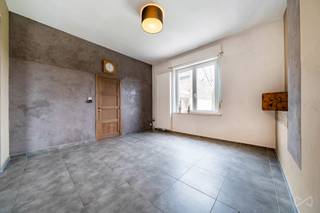 We Invest Hesbaye biedt deze halfopen bebouwing aan, gelegen in een doodlopende straat in Burdinne.<br /><br />Indeling:<br />Gelijkvloers: inkomhal, volledig uitgeruste keuken open naar de woonkamer met toegang tot het terras, apart toilet en wasruimte.<br /><br />Eerste verdieping: nachthal, 2 slaapkamers (13 m² en 17 m²), nieuwe douchekamer.<br /><br />Tweede verdieping: grote slaapkamer van 31 m² en bergruimte.<br /><br />Kelder: kelders.<br /><br />Buiten:<br />Twee terrassen waarvan één van 39 m², en een tuin.<br />Daarnaast is er een bijgebouw dat de mogelijkheid biedt om een vrij beroep uit te oefenen!<br /><br />Technische kenmerken:<br />Centrale verwarming op stookolie (Buderus) met thermostaat; warmwaterproductie via elektrische boiler; houten/PVC ramen met dubbele beglazing en rolluiken op het gelijkvloers; geïsoleerd dak en muren; slimme elektriciteitsmeter; ondergrondse stookolietank; septische put.<br /><br />Energieprestatie:<br />EPC: klasse E – Energieverbruik: 58.841 kWh/jaar – 363 kWh/m².jaar – Rapportnr.: 20260405008631<br /><br />Aanbod onder voorbehoud van aanvaarding door de eigenaars.<br /><br />Om andere exclusieve opportuniteiten te ontvangen, neem rechtstreeks contact met ons op!<br />Wij begeleiden u bij uw aankoop- of investeringsproject, evenals bij uw verkoopproject.<br />GRATIS en VRIJBLIJVENDE schatting van uw eigendom door uw expert: 0499/19.26.45