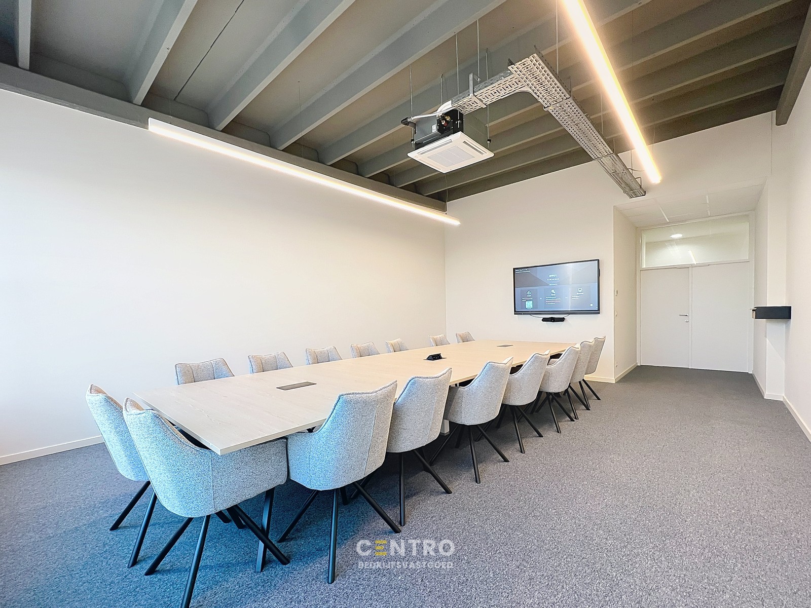 Energiezuinige, vernieuwde SERVICED kantoorruimte met mogelijkheid om een MAGAZIJN (215m²) bij te huren op Ieper Business Park! - foto 4