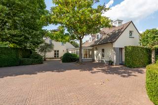 <span><strong>Verscholen in het groen van Beerse bevindt zich dit karaktervolle landgoed op een prachtig aangelegd domein van ca. 1,78 hectare. De woning werd doordacht ingedeeld en combineert royale leefruimtes met een afzonderlijke mastersuite, een kinder- en gastengedeelte, een bureau met eigen inkom en een uitgebreide wellness- en fitnessruimte. Ook buiten werd niets aan het toeval overgelaten. Een aangelegde tuin met vijver, boomgaard en irrigatiesysteem vormt samen met de gedraineerde paardenpiste, de volledig uitgeruste stal met vier paardenboxen en het zwembad een uitzonderlijk geheel.</strong> </span><br />
<p><span>Indeling</span><br />U komt binnen in de centrale hal. De leefruimtes vormen het hart van de woning, verschillende salons, een ruime leefkeuken en een authentieke wijnkelder creëren een warme en uitnodigende sfeer. Op de verdieping bevindt zich de volledige mastersuite, ingericht met een ruime slaapkamer, dressing en badkamer.</p>
<p>Via de centrale doorgang bereikt u het tweede gedeelte van de woning. Hier bevinden zich een bureau met een eigen inkom, een apart toilet en douche, waardoor deze ruimte zich eveneens uitstekend leent als logeerkamer of praktijkruimte. Verder vindt u hier de fitness en een volledig uitgeruste wellnessruimte met sauna, hammam en stortbad.</p>
<p>Op de verdieping bevinden zich vier slaapkamers. Telkens twee kamers delen een badkamer met elks een eigen deur, wat zorgt voor een praktische indeling die perfect aansluit bij een gezinswoning.</p>
<p>Ook buiten komt dit eigendom volledig tot haar recht. De tuin werd met veel zorg aangelegd en beschikt over een sierlijke vijver, een boomgaard met onder meer appel-, peren- en kersenbomen en een automatisch irrigatiesysteem dat het volledige domein bedient. Voor paardenliefhebbers is er een gedraineerde paardenpiste met een aansluitende stal, voorzien van vier paardenboxen en alle nodige faciliteiten. Het zwembad is momenteel buiten gebruik, maar biedt de mogelijkheid om opnieuw als zwembad in gebruik te worden genomen.<br /><br /><span>Bijzonderheden<br /></span>- Karaktervol landgoed op een aangelegd domein van ca. 1,78 hectare<br />- Doordachte indeling met afzonderlijke mastersuite en kinder-/gastengedeelte<br />- Bureau met eigen inkom, ideaal voor een vrij beroep of praktijk aan huis<br />- Fitnessruimte en wellness met sauna, hammam en stortbad<br />- Authentieke wijnkelder<br />- Gedraineerde paardenpiste met volledig uitgeruste stal voorzien van vier paardenboxen<br />- Aangelegde tuin met vijver en boomgaard<br />- Automatisch irrigatiesysteem over het volledige domein<br />- Zwembad met mogelijkheid tot heringebruikname<br />- EPC label C<br /><br />Voor de virtuele tour: https://visithome.ai/fCDZmFpfGedg7Ljk4U83Jp?mu=m</p>