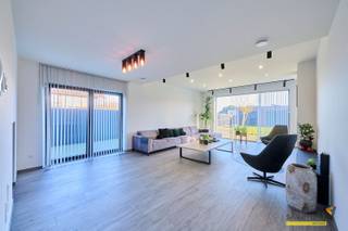 Sur un terrain spacieux et large de 850m² (anciennement 2 parcelles) nous trouvons cette maison kangourou récemment construite.Située dans une rue...