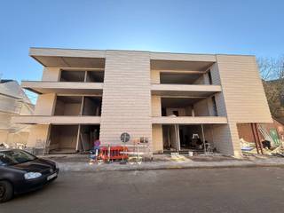 * Oplevering voorzien september 2026!* / **Mogelijkheid voor aankoop aan 6% BTW (op constructiewaarde)** - In deze BEN (Bijna Energie Neutraal) nieuwbouwresidentie, genaamd Riva, ervaar je de perfecte balans tussen rustig wonen en actief leven. De appartementen omarmen je met al het hedendaagse comfort. Hier wordt gestreefd naar een hoge levenskwaliteit voor bewoners: stijlvol wonen in een rustige en groene omgeving. Achter zijn tijdloze gevel schitteren 14 unieke appartementen met 1, 2 of 3 slaapkamers die elk beschikken over een eigen terras, verdeeld over 3 verdiepingen. Elk appartement beschikt over een aparte indeling, met of zonder privétuin. Zo kan je als bewoner optimaal profiteren van alle ruimte en licht. Riva is zeer centraal gelegen in het centrum van Tisselt, deelgemeente van Willebroek, in directe nabijheid van de Brielenbrug en de kerk. Maar ook vlakbij scholen, winkels, openbaar vervoer, sportaccomodaties, ...  én in de nabijheid van de as Brussel-Antwerpen (A12). Aarzel niet ons te contacteren voor meer informatie.