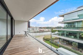 Dit unieke en bijzonder stijlvol ingerichte appartement met een opvallend design is perfect gelegen aan de rand van de stad. Het bijzonder...