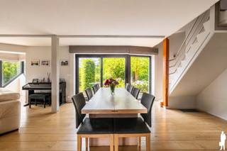<strong>Unieke, open architectenwoning met studiovertrekken op perceel van 2.228m² gelegen in rustige Retie (nabij dorpskern) en op enkele autominuten van Postel en de Nederlandse grens (o.a. via verbindingsweg E34: Antwerpen-Eindhoven). De villa, naar doordacht-brutalistisch ontwerp en met enorm veel lichtinval, biedt o.a. 5 à 6 slpks., 4 badkamers, een buitengewoon stijlvolle natuurtuin met verschillende schaduw- en zonneterrassen en zwembad, een carport en poolhouse met keuken, douche, etc. De woning van bouwjaar 1994 is bijzonder kwaliteitsvol afgewerkt, ruim (maar liefst 473m² woonopp. excl. poolhouse) en opgedeeld in een licht leefgedeelte met salon, eettafel, een aansluitende open keuken, aparte bureauruimte, etc.; een 1e verdiep met 2 à 3 slpks., douchekamer, dressing en 2 badkamers; een 2e verdiep met andermaal 2 slpks. en een studiogeheel (met keuken, 1 slpk. en douchekamer). </strong><br /><br /><strong>De abstracte woning ademt klasse, karakter, visie en rust. De open, grote, centrale zithoek is de kern van de villa en verbindt geborgenheid van binnenin met de groene omgeving rondom de woning. De villa is gelegen aan de verbindingsweg Retie - Europese school Mol, nabij sport- en recreatiefaciliteiten (o.a. Vossekot, Nuclea golf), natuurgebied (o.a. Prinsenpark), diverse fiets- en wandelroutes en eveneens vlakbij Postel, Nederland en centrum Retie met alle voorzieningen.<br /><br />Er is een zeer gunstige EPC-score van 206kWh/m² (label C) - slechts 6 punten verwijderd van een B-label (info op aanvraag).<br /><br /></strong><em>Gelijkvloers verdiep - Inkomhal, keuken &amp; woon- en werkvertrekken</em><br /><br />Via de inkomhal met vestiaire heeft u toegang tot het woonkamer. Deze leefruimte is verdeeld in een grote zithoek, een eetruimte en een afgescheiden bureauruimte / thuiskantoor. Deze woonkamer en de aansluitende eethoek, dienst doende als centrale schakel tussen keuken en zithoek, ontvangen veel rechtstreeks daglicht door de riante raampartijen die uitgeven op de omliggende tuinomgeving. <br /><br />De keuken - met aansluitende wasplaats met douche en inbouwkasten en een afzonderlijke koele berging - bevat een kookeiland met ontbijthoek en is volledig voorzien van alle nodige kwaliteitsapparatuur: vaatwasmachine, inductiekookplaat, heteluchtoven, combi-oven, inbouwkoffiezet (allen Miele-toestellen). De keuken met prachtig verzicht over de tuin geeft verder ook uit op de afgeschermde veranda met hoge, brede raampartijen.<br /><br />In de gang is een afzonderlijke toilet voorzien. Op het gelijkvloerse gedeelte is verder een riante garage (2 staanplaatsen; sectionaalpoorten).<br /><br /><em>Bovenverdiep - niveau 1: slaapkamers, badkamers &amp; studio</em><br /><br />Op de bovenverdieping-hoofdgedeelte bevinden zich 3 ruime slaapkamers (waarvan thans 2 worden benut als slaapkamer), een badkamer en een afzonderlijke toilet. De hoofdslaapkamer heeft een eigen douchekamer en een inloopdressing. De open bovenverdieping / nachthal geeft verder toegang (thans afgesloten) tot het studiogedeelte op de bovenverdieping. Hierin is een living met leefkeuken voorzien, een slaapkamer met douchekamer en tevens een afzonderlijke toiletruimte. De villa leent zich uitermate tot kangoeroewonen.<br /><br /><em>Bovenverdiep - niveau 2: slaapkamers &amp; leisure</em><br /><br />Op de tweede verdieping zijn tevens 2 kamers voorzien; waarvan één zeer ruime kamer (nl. 33<span>m²). Eén slaapkamer dient tot slaapkamer; de andere wordt benut tot fitness, saunakamer (losstaand) en slaapkamer.</span><br /><br /><em>Buitengebeuren en kelder</em><br /><br />De woning is volledig onderkelderd (kruipkelder). Vooraan biedt de woning ruimte voor legio wagens (o.a. carport). Rondom de woning bevinden zich diverse groenstructuren met vnl. (loof)bomen, grasperken, heggen en heesters (veel winterharde beplanting). In de tuin bevinden zich verder een zwembad, poolhouse (met keuken, badkamer, zithoek, etc.) en diverse berghokken.<strong><br /></strong>