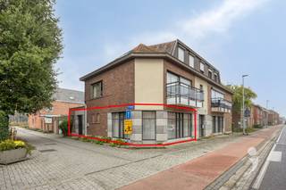 <p><span>Dit ruime gelijkvloerse appartement van 103 m² is gelegen in Hombeek, in een doodlopende straat op korte afstand van winkels, dagelijkse voorzieningen en het centrum van Mechelen.</span></p><p><span>Via de eigen inkom aan de zijkant van het gebouw komt u binnen in de inkomhal, die toegang biedt tot de verschillende ruimtes van het appartement. De ruime en lichtrijke leefruimte vormt samen met de open keuken een aangenaam geheel. Dankzij de grote raampartijen geniet u hier van veel natuurlijk licht. Aansluitend op de open keuken bevindt zich een praktische keukenberging, ideaal voor extra opslagruimte.</span></p><p><span>Via de centrale hal bereikt u de twee ruime slaapkamers en de badkamer die uitgerust is met een inloopdouche, dubbele lavabo en de nodige aansluitingen voor een wasmachine. Daarnaast beschikt het appartement over een apart toilet.</span></p><p><span>Een extra troef is de gezellige binnenkoer, de binnenkoer zorgt niet alleen voor een aangename buitenruimte maar laat ook veel natuurlijk licht binnenvallen in de inkomhal en de slaapkamers. Ook op praktisch vlak scoort dit appartement bijzonder goed, er zijn </span><span>geen gemeenschappelijke kosten</span><span> in het gebouw wat een aanzienlijk voordeel betekent voor uw maandelijkse budget. Bovendien is het appartement volledig asbestvrij en beschikt het over een conforme elektrische installatie.</span></p><p><span>De ligging in Hombeek combineert het aangename karakter van de deelgemeente met een vlotte bereikbaarheid. Winkels en andere dagelijkse voorzieningen bevinden zich in de nabije omgeving en ook het centrum van Mechelen is gemakkelijk bereikbaar.</span></p><p><span>Troeven op een rij:</span></p><ul><li><span>Gelijkvloers appartement van 103 m²</span></li><li><span>Twee ruime slaapkamers</span></li><li><span>Lichtrijke leefruimte met open keuken en grote raampartijen</span></li><li><span>Gezellige binnenkoer</span></li><li><span>Eigen inkom aan de zijkant van het gebouw</span></li><li><span>Geen gemeenschappelijke kosten</span></li><li><span>Volledig asbestvrij</span></li><li><span>Elektriciteit conform</span></li></ul><p><span>Bent u op zoek naar een ruim gelijkvloers appartement met een eigen buitenruimte en zonder gemeenschappelijke kosten? </span><span>Contacteer ons via 016 15 31 15 of <span>info@immolivit.be</span></span></p><p><span> </span></p><p><span> </span></p><p><span> </span></p>