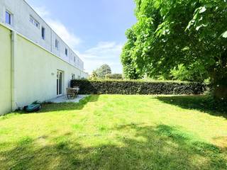 Op zoek naar een recent appartement met ruimte, licht en een unieke buitenbeleving? Dit prachtig gelijkvloers appartement zal je meteen charmeren dankzij zijn hoekligging en royale tuin rondom.
De leefruimte baadt in het licht door de grote raampartijen en biedt een aangename connectie met de tuin. De stijlvolle zwart stalen glasdeur zorgt voor een moderne en karaktervolle toets. Aansluitend vind je de open, volledig uitgeruste keuken, met ziteiland en een praktische berging met aansluiting voor wasmachine.
De inkomhal beschikt over extra bergruimte en een gastentoilet. Verderop bevinden zich de badkamer, uitgerust met dubbel lavabomeubel, ligbad en aparte douche, en twee volwaardige slaapkamers, waarvan één met terras.
Absolute troef is de uitzonderlijk grote, zonnige tuin van maar liefst +/- 390 m², die zich uitstrekt langs drie zijden van het appartement en voorzien is van twee terrassen. Ideaal om op elk moment van de dag van de zon te genieten.
Daarnaast beschikt het appartement over een ondergrondse garagebox en een private kelderberging. Het gebouw is bovendien uitgerust met gemeenschappelijke zonnepanelen, wat bijdraagt aan een energiezuinige en duurzame woonomgeving.
Gelegen op de grens van Gentbrugge / Merelbeke-Melle geniet je van een uitstekende bereikbaarheid met een bushalte voor de deur en vlotte verbindingen naar belangrijke invalswegen. Kortom: een ideale combinatie van ruimte, licht, comfort met moderne technieken en een unieke buitenomgeving.
CV op gas - dubbele beglazing - ele conform - EPC165/UC3846552 - gem. zonnepanelen - ventilatiesysteem C - Wg/Vg/Gmo/VKr/Vv - Mobiscore 8,8/10 - bew. opp.: 104m² (indicatief)
Aarzel niet en maak snel uw afspraak: 0472 02 13 03 / beheer@vastgoednbeheer.be - BIV506.884/BIV514.268