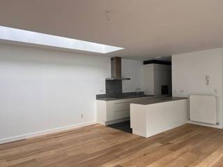 Gezellige woning met veel lichtinval! Gelegen op 250meter van de grote markt in Turnhout. Deze moderne stadswoning combineert de voordelen van het leven in het stadscentrum met comfort en kwaliteitsmaterialen. Inkom met gastentoilet en trapzaal, ruime woonkamer met open keuken (nieuwe apparaten), praktische bergplaats aan de keuken, groot terras aan woonkamer toegankelijk via schuifraam. Via een comfortabele open trap gaat men naar de verdieping met nachthal, geïnstalleerde badkamer, en slaapkamers. Toegang geven naar een gezellig dakterras met mooi uitzicht op de tuin van het naastgelegen museum (Natuurpunt). Deze woning heeft alle troeven voor het creëren van een stijlvolle thuis. Gas, water en elektriciteit met aparte meters. De koper wordt bovendien de kans geboden één extra autostaanplaats(en) op de private parking in de straat aan te kopen (Aankoopprijs per staanplaats 20 000,- euro). Beschikbaar bij akte. Elektriciteit conform, verwarming d.m.v. privatieve gaswandketel, geldig EPB certificaat E 74 - 156kWh/m². Voor meer informatie of plaatsbezoek info@batimmo-vastgoed.be of 0473/45.77.37
