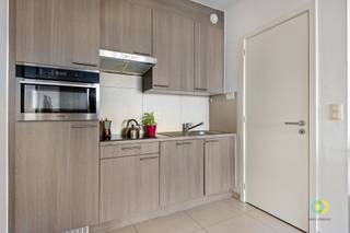<p><span>Ontdek dit aangename éénslaapkamerappartement in Kassei, gelegen in een modern gebouw met lift en uitstekend bereikbaar met zowel het openbaar vervoer als de wagen. Dankzij de praktische indeling en de gunstige ligging is dit appartement ideaal als instapwoning, pied-à-terre of als investering. Momenteel is het appartement verhuurd aan een trouwe huurder, waardoor u vanaf de aankoop meteen geniet van een rechtstreekse huuropbrengst. Een interessante troef voor investeerders die op zoek zijn naar een verhuurd pand met een beperkt onderhoud. De leefruimte vormt een mooi geheel met de open keuken, die voorzien is van alle hedendaagse comfort. Aansluitend bevindt zich een praktische berging met aansluitingen voor wasmachine en droogkast. Vanuit zowel de leefruimte als de slaapkamer heeft u toegang tot het balkon. De badkamer is uitgerust met een ligbad met douchefunctie en een wastafel in meubel. Daarnaast beschikt het appartement over een privatieve staanplaats, inbegrepen in de verkoopprijs. Een verzorgd appartement met een uitstekende bereikbaarheid, een staanplaats en een bestaande huuropbrengst. Een interessante opportuniteit voor zowel eigen gebruik als investering. Plan vandaag nog uw bezoek en ontdek zelf de troeven van dit appartement.</span></p>