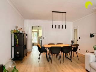 In een rustige woonwijk nabij parken, openbaar vervoer, ziekenhuizen, … vinden we dit fris 2-slaapkamer appartement terug op de...