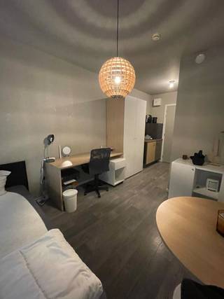 Ben je op zoek naar een slimme investering of een eigen stek voor je studerende zoon of dochter? Dan is deze studentenkamer in het bruisende Antwerpen-Zuid precies wat je zoekt!<br /><br /><em>De kamer is verhuurd t.e.m. 31/08.</em><br /><br />Deze verzorgde en lichtrijke kamer beschikt over een gezellige leefruimte, een praktische kitchenette, en een privébadkamer met douche en toilet — ideaal voor wie comfortabel en zelfstandig wil wonen tijdens de studies.<br /><br />Er is voor de bewoners standaard gemeenschappelijk internet voorzien dat inbegrepen is in de provisie.<br />De kamers kunnen enkel gehuurd worden voor studenten. <br /><br />De ligging is absoluut een troef:<br />Gelegen op wandelafstand van de campus van Karel de Grote Hogeschool (KDG Zuid) en vlakbij het centrum van Antwerpen. Winkels, supermarkten, gezellige cafés/restaurants en studeerplekken bevinden zich in de directe omgeving.<br />Daarnaast geniet je van uitstekende verbindingen met het openbaar vervoer.<br /><br />✔️ Privé woonruimte<br />✔️ Kitchenette<br />✔️ Badkamer met douche en toilet<br />✔️ Topligging nabij campus en centrum<br />✔️ Goede bereikbaarheid<br /><br />Heeft u interesse of vragen? Contacteer ons via alexander@jurimmo.be of +32 495 10 71 31