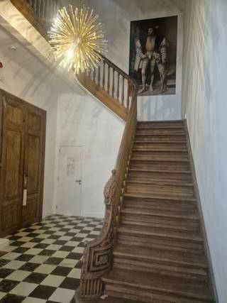 <p>Wonen op een unieke plek in het hartje van Gent? Deze charmante studio bevindt zich op een bijzondere historische locatie, in het Prinsenhof, een van de meest karaktervolle buurten van de stad.</p>
<p></p>
<p>De studio is gelegen op de derde verdieping van de architectenwoning van Joachim Frans Colin, gebouwd in 1791. De historische architectuur en authentieke sfeer van het pand vormen een bijzonder kader voor wie graag comfortabel en centraal woont.</p>
<p></p>
<p>De studio beschikt over een aangename en lichtrijke leefruimte en een badkamer met douche, toilet en lavabo.</p>
<p></p>
<p>Daarnaast kunnen bewoners genieten van verschillende faciliteiten:</p>
<ul>
<li>Gemeenschappelijke tuin, een rustige plek om te ontspannen</li>
<li>Gemeenschappelijke fietsenstalling</li>
<li>Privé kelderruimte, in een volledig onderkelderd gebouw</li>
<li>Mogelijkheid tot gebruik van de gemeenschappelijke wasruimte</li>
</ul>
<p>Huurprijs: 780 euro huur en 75 euro algemene kosten</p>