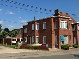 Leuke, charmante woning met 4 slaapkamers en een prachtige tuin. Op een perceel van 1.050 m² geniet u van alle rust in een groene omgeving...
