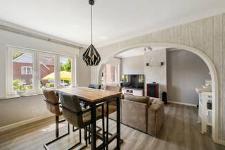 Ben je op zoek naar een gezellige woning in een doodlopende straat op een steenworp van het centrum van Lebbeke? GEVONDEN!!!<br /><br />De woning kenmerkt op de benedenverdieping de inkomhal, de keuken (vaatwasser, inductiekookplaat, dampkap, koelkast en dubbele spoelbak), de lichtrijke woonkamer met gezelligheid van een pelletkachel en de badkamer met enkele wastafel in meubel, toilet en ligbad met extra sproeikop.<br /><br />Op de eerste verdieping zijn er 3 slaapkamers waarvan 1 met een extra dressing aanwezig.<br /><br />Verder is de woning volledig onderkelderd en is hier ook een garage in aanwezig.<br />Op de oprit is er parkeerplaats voor 3 auto's en elke zonnestraal kan meegenomen worden in de goed georiënteerde voortuin.<br /><br />TROEVEN IN EEN NOTENDOP:<br /> - uitstekende locatie!<br /> - Nieuwe CV ketel!<br /> - Parkeermogelijkheden!<br /> - Zonnige voortuin!<br /> - Rolluiken aanwezig!<br /><br />Meer informatie/een bezoek? Maak eenvoudig jouw afspraak op WWW.WOONVAST.BE of contacteer Jonas op 0468 19 11 62 of via jonas@woonvast.be