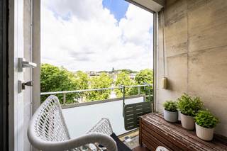 Bent u op zoek naar een instapklaar modern appartement met 2 slaapkamers en terras? En dit op een toplocatie in de groene Pulhofwijk?<br /><br />Indeling:<br />Het appartement bevindt zich op de vierde verdieping en is bereikbaar met de lift. Via de centrale inkomhal met ingebouwde vestiaire betreedt u het appartement. Hier bevindt zich eveneens een apart gastentoilet. De lichtrijke leefruimte (32m²) geniet dankzij de zuidgerichte oriëntatie de hele dag door van een aangename natuurlijke lichtinval. De leefruimte is momenteel opgedeeld in twee ruimtes die eenvoudig terug als één kunnen aangepast worden. Aan de woonkamer is er de open moderne keuken (6m²) die voorzien is van een gas kookplaat, dampkap, vaatwasser, oven, koelkast, diepvriezer en spoelbak. Aanpalend aan de keuken is er het overdekt terras van 1,78m². Centraal is er de badkamer met docuhecabine, enkele lavabo en aansluitingen voor een wasmachine en/of droogkast. Verder zijn er twee slaapkamers van 14,5m² en 19m². <br /><br />Maandelijkse kosten: €250/maand voor minuterie, water (per hoofd), verwarming, lift, algemeen onderhoud, tuin, blokpolis, poetsdienst en syndicus.<br /><br />Ligging:<br />Gelegen in de gegeerde Pulhofwijk, een rustige en groene buurt met een uitstekende bereikbaarheid. Winkels, scholen, openbaar vervoer en belangrijke invalswegen bevinden zich op wandelafstand. De ideale combinatie van comfortabel wonen in een aangename woonomgeving, vlak bij het bruisende stadsleven.<br /><br />Pluspunten:<br />- Privatieve kelderberging aanwezig<br />- Elektriciteit is conform<br />- Dak is geïsoleerd<br />- Toplocatie<br /><br />Voor meer informatie of een bezichtiging kan u One vastgoed steeds bereiken op volgend nummer 03 360 85 30