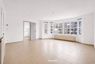 Centraal gelegen appartement op de 1eV op wandelafstand van verschillende winkels, scholen en het openbaar vervoer! Er is parkeergelegenheid in de straat. <br /><br />Dit eigendom werd gebouwd in 1990 en werd steeds goed onderhouden. Het is volledig asbest vrij en heeft een goede EPC score: Label B. De indeling is als volgt: 1eV: een inkomhall, een woonkamer, een keuken, een apart toilet, een berging, een badkamer met 2e toilet en 3 slaapkamers. <br /><br />Er is geen lift aanwezig. Momenteel is het appartement verhuurd. De gemeenschappelijke kosten bedragen €30,-/maand. <br /><br />Voor meer info of een bezichtiging ter plaatse kan u ons contacteren via 03 459 99 99 of info@leximmo.be!