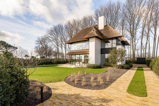 In this elegant newly built villa, you will enjoy stunning views over the Duinenwater Lake and the surrounding greenery. The combination...