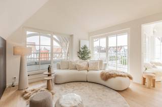 Volledig gerenoveerde penthouse met aangename terrassen in een villa residentie op enkele stappen van de zee. Indeling: inkom met wc en...