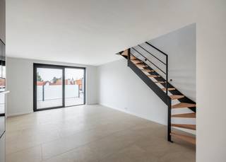 <strong>Residentie Cléo, Koksijde-Bad – Prachtig, volledig gerenoveerd duplex-appartement met 3 terrassen in hartje Koksijde. </strong><br /><br />Op zoek naar een lichtrijk, volledig gerenoveerd appartement op wandelafstand van alles wat Koksijde-Bad te bieden heeft? Dit prachtige duplex op de 2e verdieping (met lift) combineert modern comfort met een uitstekende energieprestatie (E-peil 30).<br /><br />De ruime leefruimte baadt in het licht en geeft toegang tot een aangenaam terras van 14m². De open, volledig uitgeruste keuken met aanpalend terras sluit naadloos aan op het woongedeelte. Via de trap bereikt u de bovenverdieping met nachthal, 2 slaapkamers – waarvan één met toegang tot een heerlijk zonnig terras van 18m² – en een verzorgde badkamer met ligbad, inloopdouche en lavabo in meubel, plus een apart toilet. Een ruime privatieve berging op het gelijkvloers is inbegrepen in de prijs.<br /><br />De volledige residentie en dit pand ondergingen een grondige, kwalitatieve renovatie: nieuwe condensatieketel op aardgas, videofoon, nieuwe beglazing en schrijnwerk, gevel-, vloer- en dakisolatie, vernieuwde elektriciteit en leidingen, zonnepanelen en een nieuwe lift. <br /><br />(Foto's met meubilair zijn ter illustratie.)<br /><br />Wilt u deze bezichtigen? Neem snel contact op, panden zoals dit blijven niet lang beschikbaar!