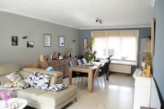 Villa classique située à la campagne sur un terrain de 583 m².Hall d'entrée spacieux, grand salon, grande cuisine, débarras et véranda, terrasse et...