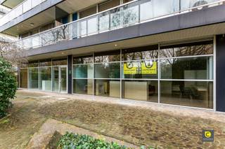 <p><span>Handelspand met uitstekende visibiliteit op de Fruithoflaan</span></p><p><span>Op de bruisende Fruithoflaan bevindt zich dit handelspand van ca. 89 m², momenteel ingericht als kapperszaak. Dankzij de sterke commerciële ligging, de vlotte bereikbaarheid en de kwalitatieve afwerking vormt dit pand een ideale uitvalsbasis voor zelfstandigen, vrije beroepen of dienstverlenende activiteiten die op zoek zijn naar een zichtbare en toegankelijke locatie.</span></p><p><span> </span></p><p><span>Indeling &amp; inrichting</span></p><p><span>De commerciële ruimte baadt in het natuurlijke licht dankzij de grote raampartijen met kogelvrij glas, wat niet alleen zorgt voor veiligheid maar ook voor maximale visibiliteit. De open en efficiënt ingedeelde ruimte laat toe om onmiddellijk aan de slag te gaan, maar kan eveneens eenvoudig aangepast worden aan andere commerciële doeleinden.</span></p><p><span> </span></p><p><span>Achteraan bevindt zich een aparte keuken, uitgerust met een lavabo en vaatwasmachine, ideaal voor dagelijks comfort. Daarnaast is er een afzonderlijk toilet voorzien.</span></p><p><span> </span></p><p><span>Extra comfort &amp; voorzieningen</span></p><p><span>- Bovengrondse autostaanplaats inbegrepen, een absolute meerwaarde op deze locatie</span></p><p><span>- Kluis aanwezig</span></p><p><span>- Zeer goede lichtinval</span></p><p><span>- Verzorgde en kwalitatieve inrichting</span></p><p><span> </span></p><p><span>Praktisch</span></p><p><span>- Provisie: 111,00 EUR + 13,88 EUR reservefonds</span></p><p><span>- EPC-NR: label F</span></p><p><span>- Oppervlakte ca. 89 m² cfr. EPC</span></p><p><span> </span></p><p><span>Een commercieel pand met uitstraling, gelegen op een gekende en drukbezochte as in Berchem, waar zichtbaarheid, bereikbaarheid en comfort hand in hand gaan. Ideaal voor wie zonder zorgen wil starten of investeren in een sterke locatie.</span></p><p><span> </span></p><p><span>Dit pand is onderworpen aan de renovatieverplichting van de Vlaamse overheid voor niet-residentiële gebouwen (behoudens bij sloop binnen 5 jaar na de aankoop). Consulteer voor meer informatie de website van het Vlaams Energie- en Klimaatagentschap via https://www.vlaanderen.be/bouwen-wonen-en-energie/niet-residentiele-gebouwen/verplichtingen-voor-niet-residentiele-gebouwen/renovatieverplichting-voor-niet-residentiele-gebouwen. </span></p><p><span> </span></p>