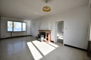 Charmante te renoveren woning te koop in Vleteren<br /><br />U betreedt de woning via de inkomhal met een vaste trap naar de eerste verdieping. Op het gelijkvloers bevinden zicht de woon-, eetkamer en de keuken. Via de keuken is er toegang tot de inpandige garage. Op het eerste verdiep zijn er 3 ruime slaapkamers en een badkamer aanwezig. De kamers hebben een prachtig uitzicht op de velden van Vleteren.<br /><br />Bent u op zoek naar een charmante woning in de Westhoek? Contacteer ons voor verdere info en een afspraak.